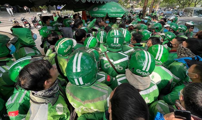 How many passengers allowed in grab